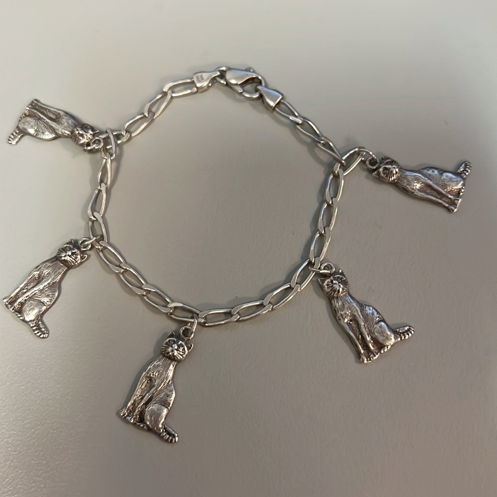 Italian 925 sterling silver cat charm bracelet. Weight is 11g